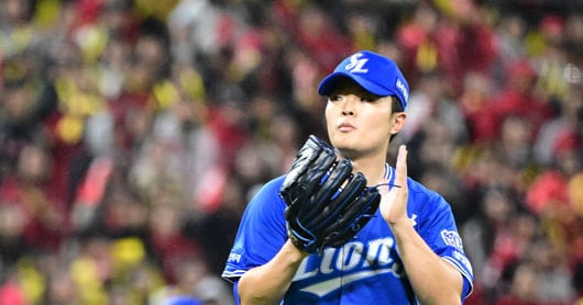 Lee Seung-min Thanks Teammates, Skies After Crucial Playoff Relief - 조선일보