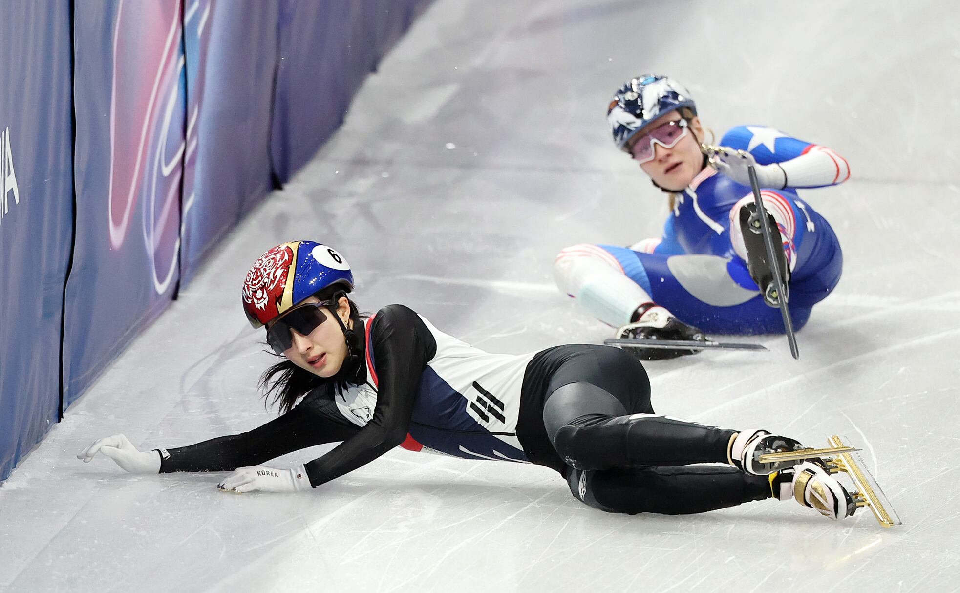 쇼트트랙 대표팀 김길리가 10일 이탈리아 밀라노 아이스 스케이팅 아레나에서 열린 혼성 2000m 계주 준결승에서 미국 선수와 충돌하며 넘어지고 있다. /뉴스1