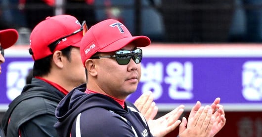 승리 후 기뻐하는 이범호 감독