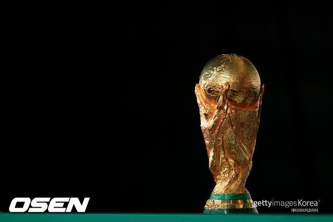 '어떻게든 중국과 함께하려고?' FIFA, 2030 월드컵 64개국 카드 만지작..."예선 가치 붕괴" 우려