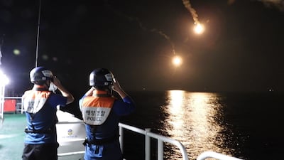 조명탄 270발 쐈지만… 부산 앞바다 강풍에 실종자 6명 ‘무소식’