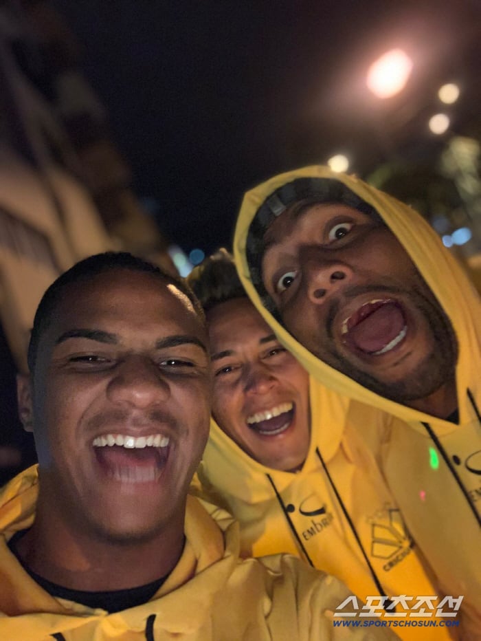 축구는 돌고 돌아 어디선가 또 만난다. 수원FC 왼발 센터백 델란이 2019년 브라질 크라시우마EC에서 한솥밥을 먹었던 헤이스(수원 삼성)외 새시즌 K리그2 수원 더비에서 마주하게 됐다. 사진 제공=델란