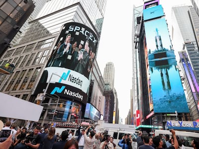 스페이스X의 창립자이자 CEO인 일론 머스크가 12일(현지 시각) 미국 뉴욕 나스닥시장 상장을 축하하는 화면에 등장하고 있다. /EPA 연합뉴스