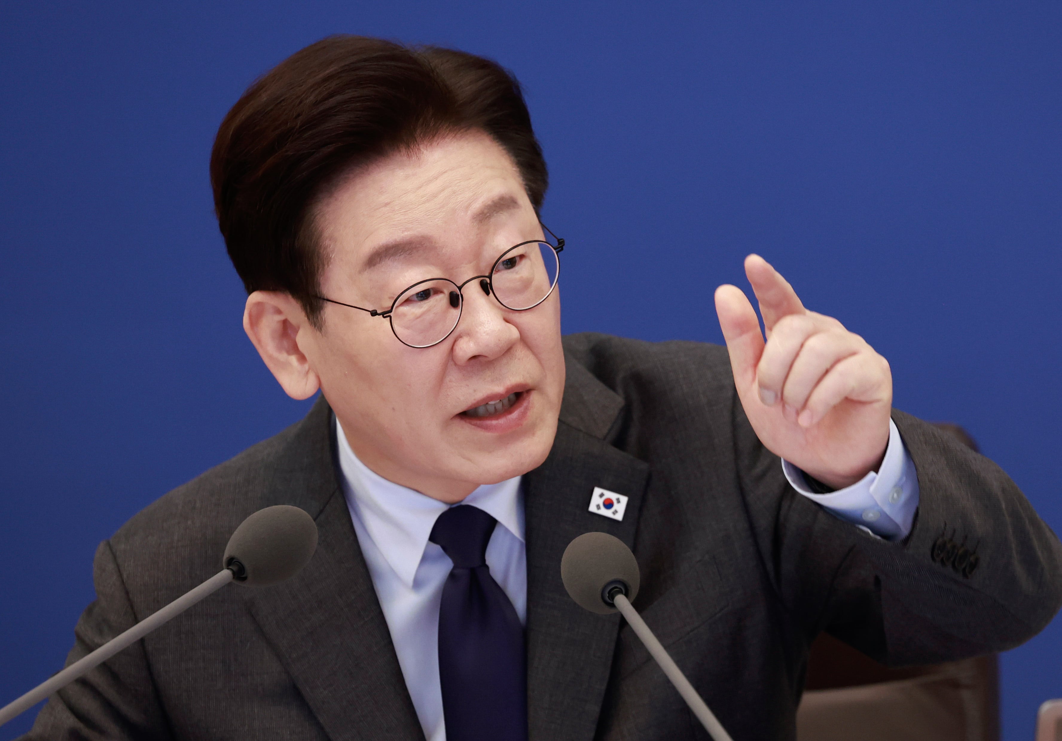 李대통령 재산 1년새 18억 늘었다... 책 인세 15억·축의금 등 2억