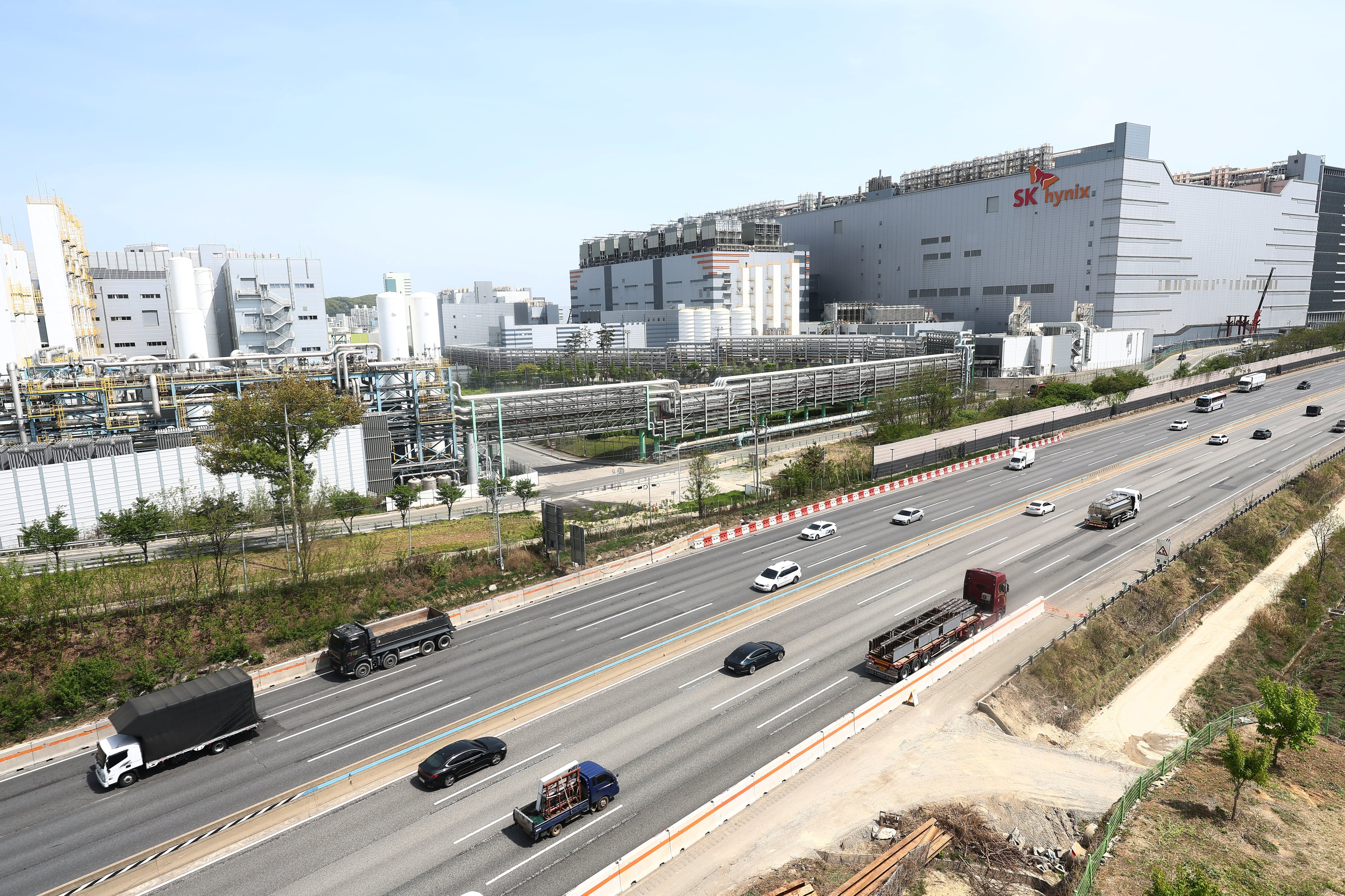 SK하이닉스 청주 공장서 또 화재… 직원 수천명 대피, 이달 두 번째