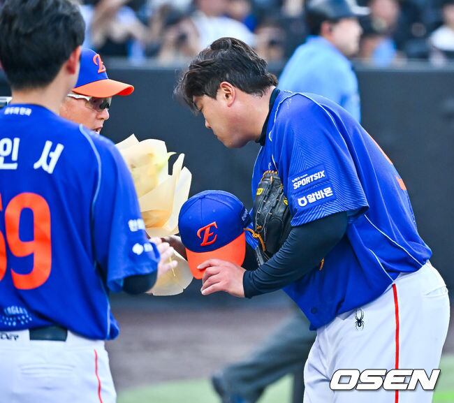 [사진김경문 감독에게 한미통산 2,500탈삼진 축하 꽃다발 받는 류현진