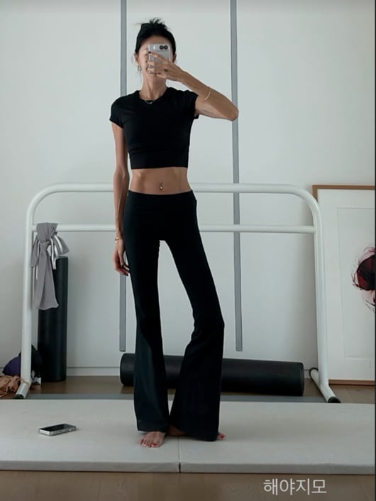 배에 뼈까지 보이네…'♥엄태웅' 윤혜진, 블랙 레깅스 차림의 '압도적 자태' 썸네일