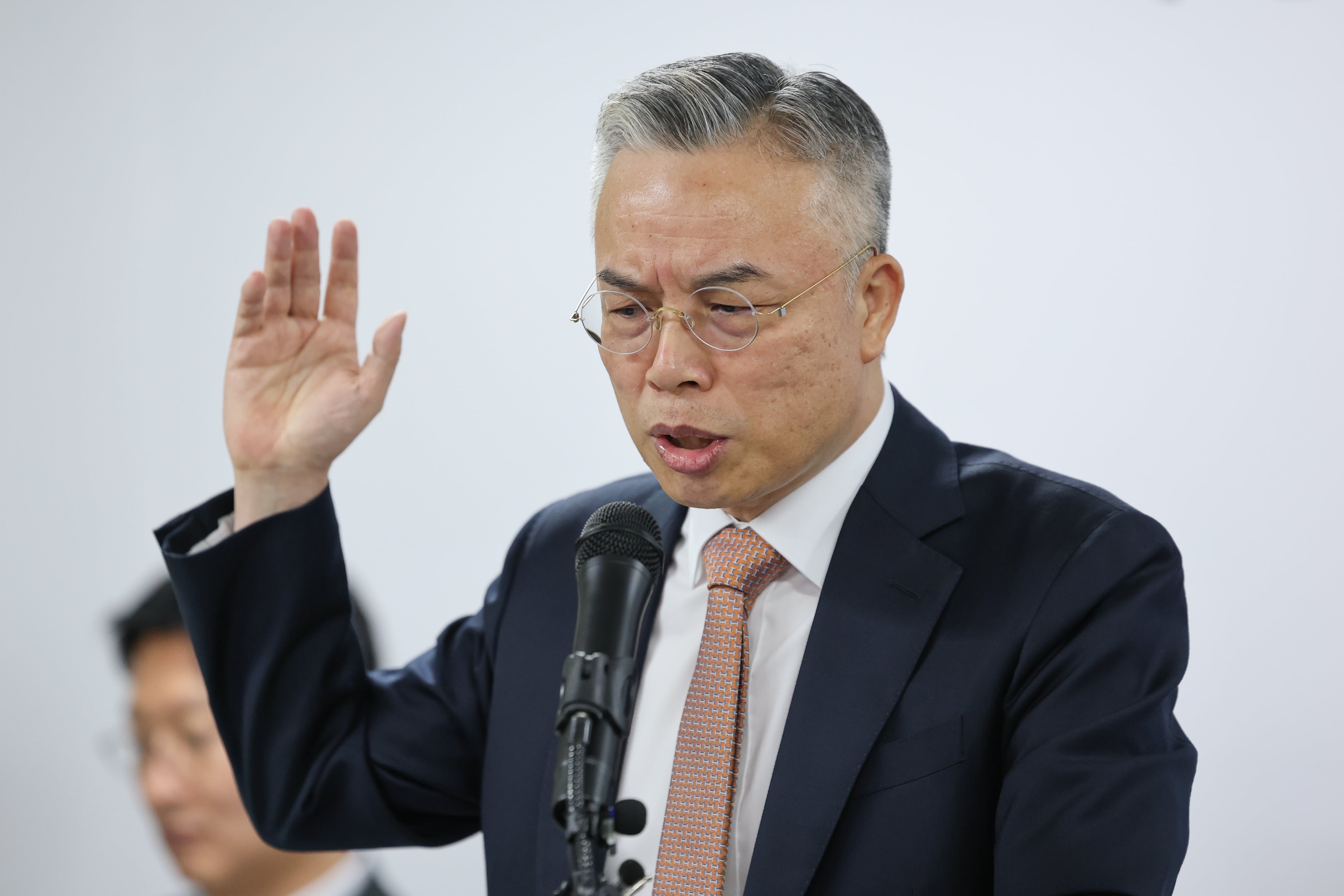 윤석열·김건희에 의한 내란·외환 및 국정농단 행위의 진상규명을 위한 권창영 특별검사가 24일 경기 과천시 특검사무실에서 2차 종합특검 180일간의 수사 결과에 대해 브리핑을 하고 있다. 2차 종합특검은 수사 기간 180일 동안 총 58명을 재판에 넘기고 46건을 경찰청 국가수사본부에 이첩했다. 2026.8.24 ⓒ 뉴스1 안은나 기자