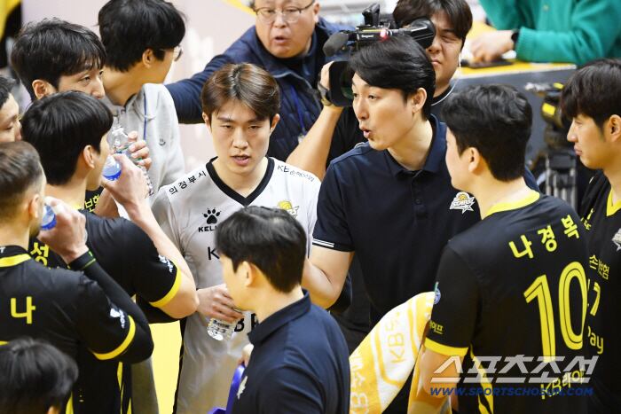 3일 의정부 경민대학교 체육관에서 열린 V리그 남자부 KB손해보험과 한국전력의 경기. 하현용 KB손해보험 감독대행이 작전 지시를 하고 있다. 의정부=박재만 기자 pjm@sportschosun.com/2026.01.03/