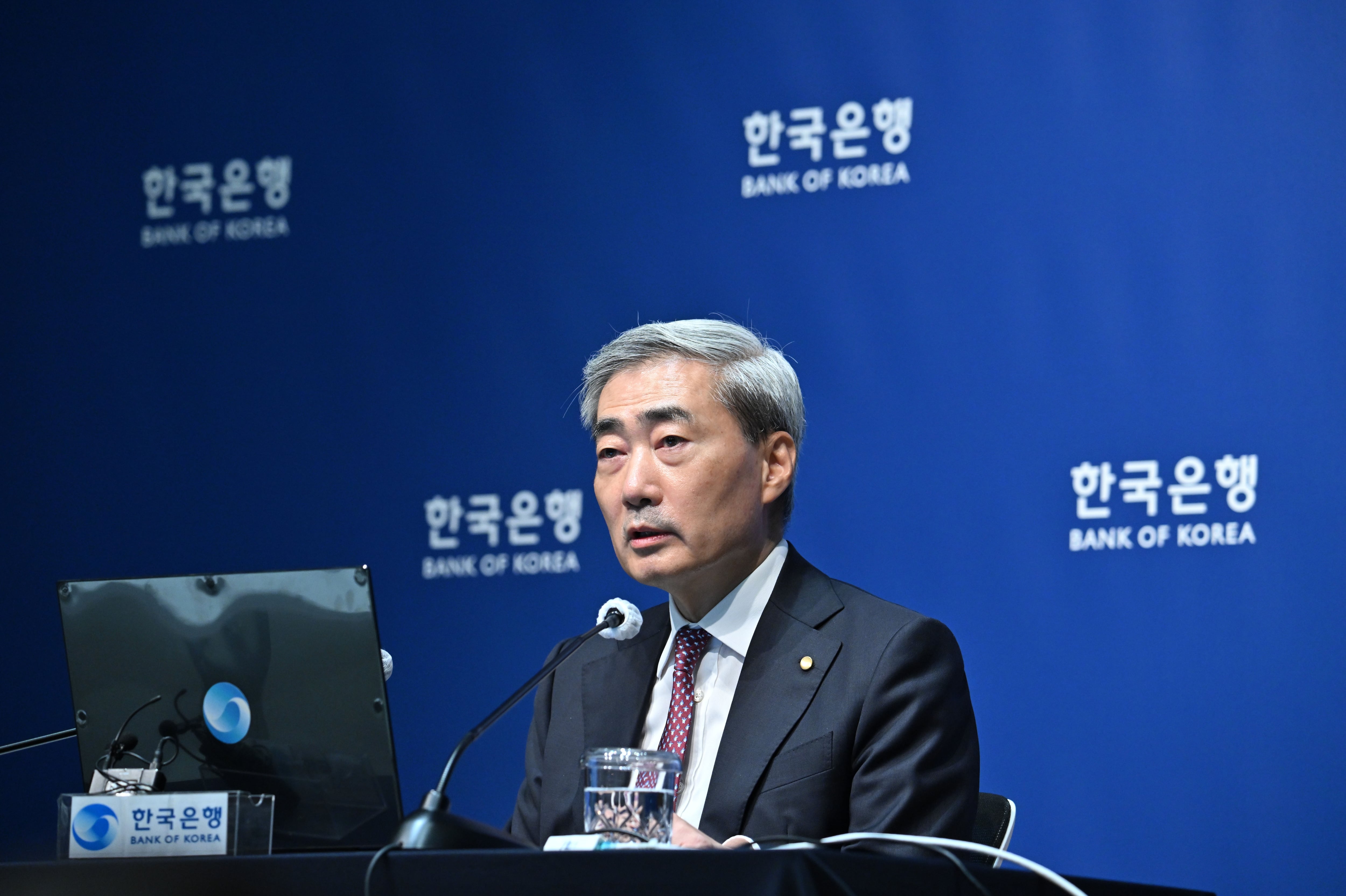 금리 연속 인상 가능성 묻자...한은 총재 “모든 가능성 열어두겠다”
