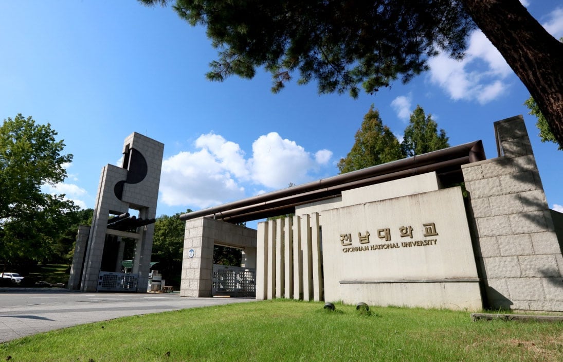 지방 거점국립대 3곳 중 하나인 전남대학교 정문. 내년부터 지방 국립대에 입학하는 신입생은 소득 수준과 관계없이 등록금을 내지 않는다. /뉴스1
