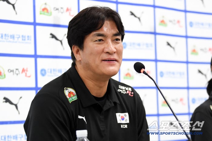29일 재소집' 강소휘 리더십 → 주포 나현수, 다시 태어난 여자배구 대표팀…AG 사령탑의 냉정한 현실 직시 "쉬운팀이 없다"