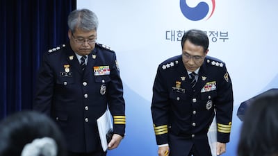 유재성 경찰청장 직무대행(오른쪽)과 홍석기 국가수사본부장이 지난 16일 오후 서울 종로구 정부서울청사 브리핑실에서 경찰 수사 내부비리 근절 및 민주적 통제 강화 방안과 관련한 브리핑을 마친 후 고개 숙여 인사하고 있다. 2026.7.16 ⓒ 뉴스1 오대일 기자