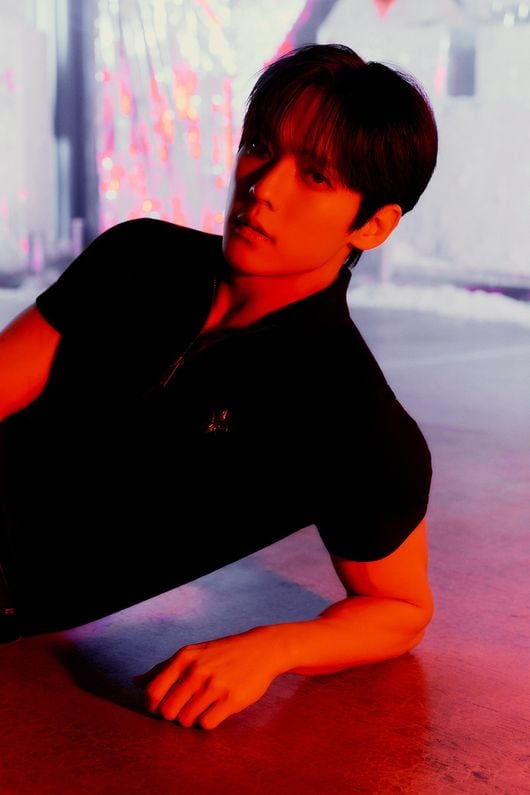 비투비 이민혁, 붉은 조명 속 심박수 폭발 'Spicy'
