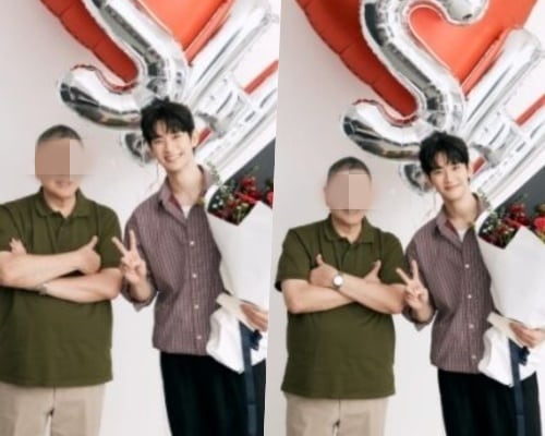 논란 '1년 4개월'만..김수현, 웃음 되찾았다! 꽃다발 들고 'V'자 눈길