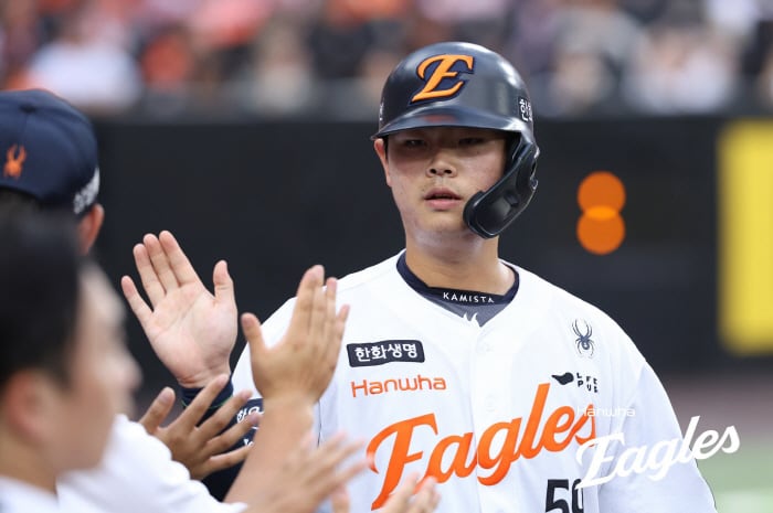 "괜찮으세요?" 주심 연속 강타에 안절부절…23세 안방마님, 3안타 만큼 빛났던 동업자 마음