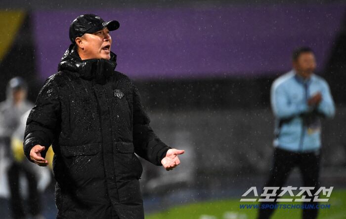20일 수원종합운동장에서 열린 2025-2026시즌 아시아축구연맹(AFC) 여자 챔피언스리그(AWCL) 내고향여자축구단과 수원FC위민의 준결승전. 박길영 감독이 작전 지시를 하고 있다. 수원=박재만 기자 pjm@sportschosun.com/2026.05.20/