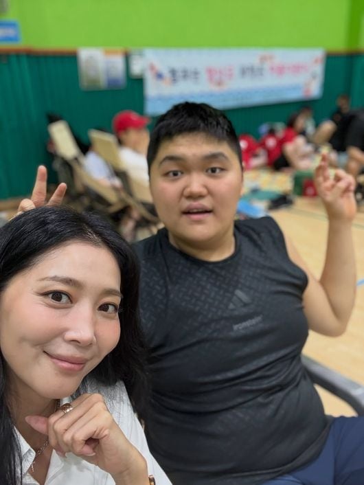 오윤아 아들 민이, 11년 만에 생긴 새 아빠…얼마나 좋을까 "하얗게 불태워"