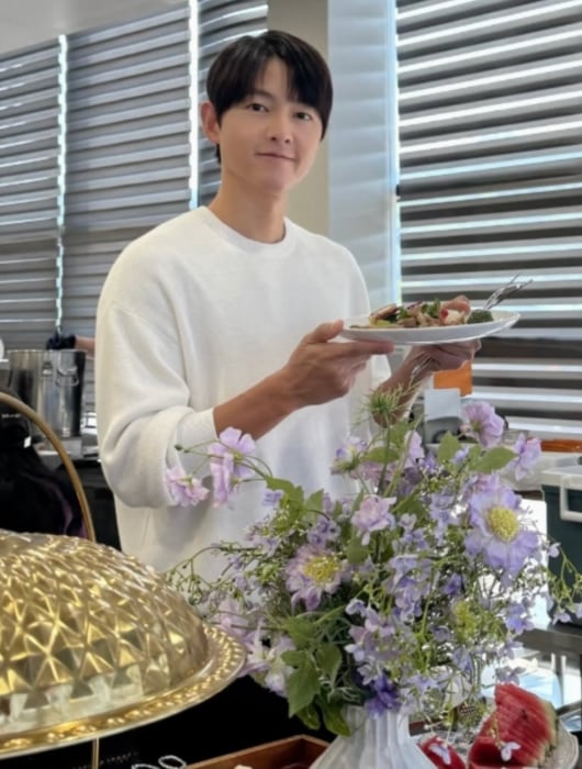 '케이티♥' 송중기,애 둘 아빠 맞아? '꽃중년' 비주얼.."에너지 풀충전