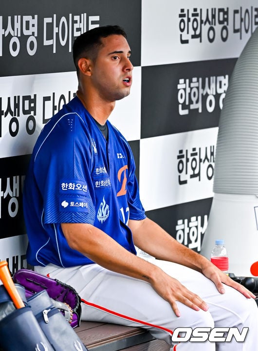 ‘2주 휴식까지 줬는데…’ 에르난데스, 8구 만에 헤드샷 퇴장→한화 3연패 수렁…대체 어쩌면 좋나
