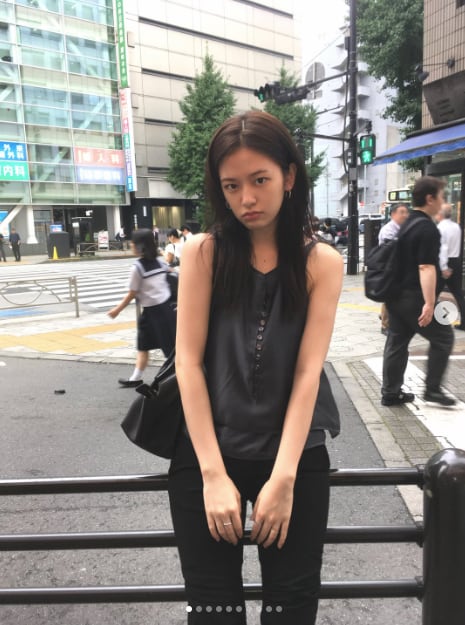 안유진, 日 거리 사로잡은 ‘미모’..민낯인데 눈부셔