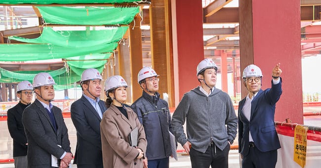 Shinsegae Chairman Inspects Starfield Cheongna World-First Multi-Stadium