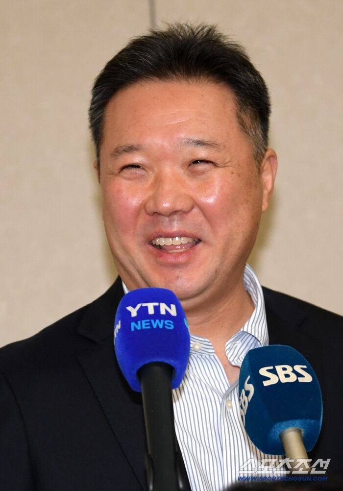 삼성 라이온즈 선수단이 23일 인천국제공항을 통해 스프링캠프가 열리는 괌으로 출국했다. 박진만 감독이 인터뷰를 하고 있다. 인천공항=박재만 기자 pjm@sportschosun.com/2026.01.23/