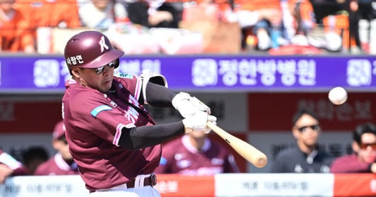 키움 안치홍 개막전 첫 타석 2루타 장면