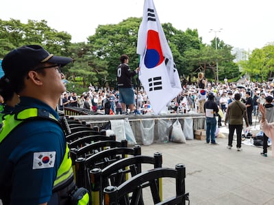 친여 유튜브선 “2030에 몽둥이 들어야” “일베, 탱크로 밀어야”