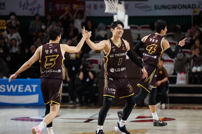 원-투 펀치 부진 LG, 멀티코어로 소노 제압. 허훈도 이탈한 KCC ‘빅4’ 부상. 가스공사에 완패(종합)