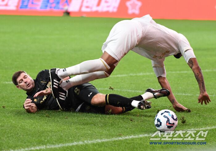 '2025 아이콘매치: 창의 귀환, 반격의 시작'이 14일 오후 서울 상암월드컵경기장에서 열렸다. FC 스피어 제라드가 실드 유나이티드 마이콘의 공격을 태클로 저지하고 있다. 상암=정재근 기자 cjg@sportschosun.com/2025.9.14