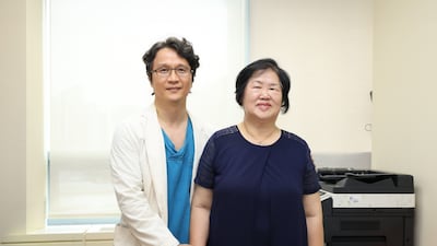신장암 단일공 로봇 부분신절제술을 받고 신장암을 극복하는 중인 정남순씨(오른쪽)와 그의 주치의인 서울성모병원 비뇨의학과 홍성후 교수./메인사진=서울성모병원 제공.