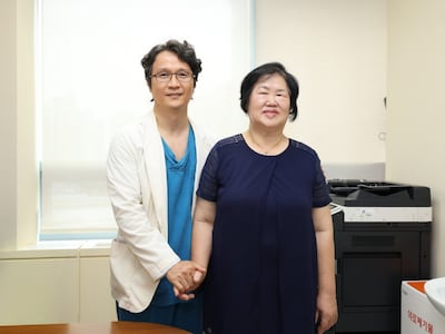 신장암 단일공 로봇 부분신절제술을 받고 신장암을 극복하는 중인 정남순씨(오른쪽)와 그의 주치의인 서울성모병원 비뇨의학과 홍성후 교수./메인사진=서울성모병원 제공.