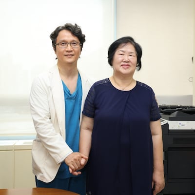 신장암 단일공 로봇 부분신절제술을 받고 신장암을 극복하는 중인 정남순씨(오른쪽)와 그의 주치의인 서울성모병원 비뇨의학과 홍성후 교수./메인사진=서울성모병원 제공.