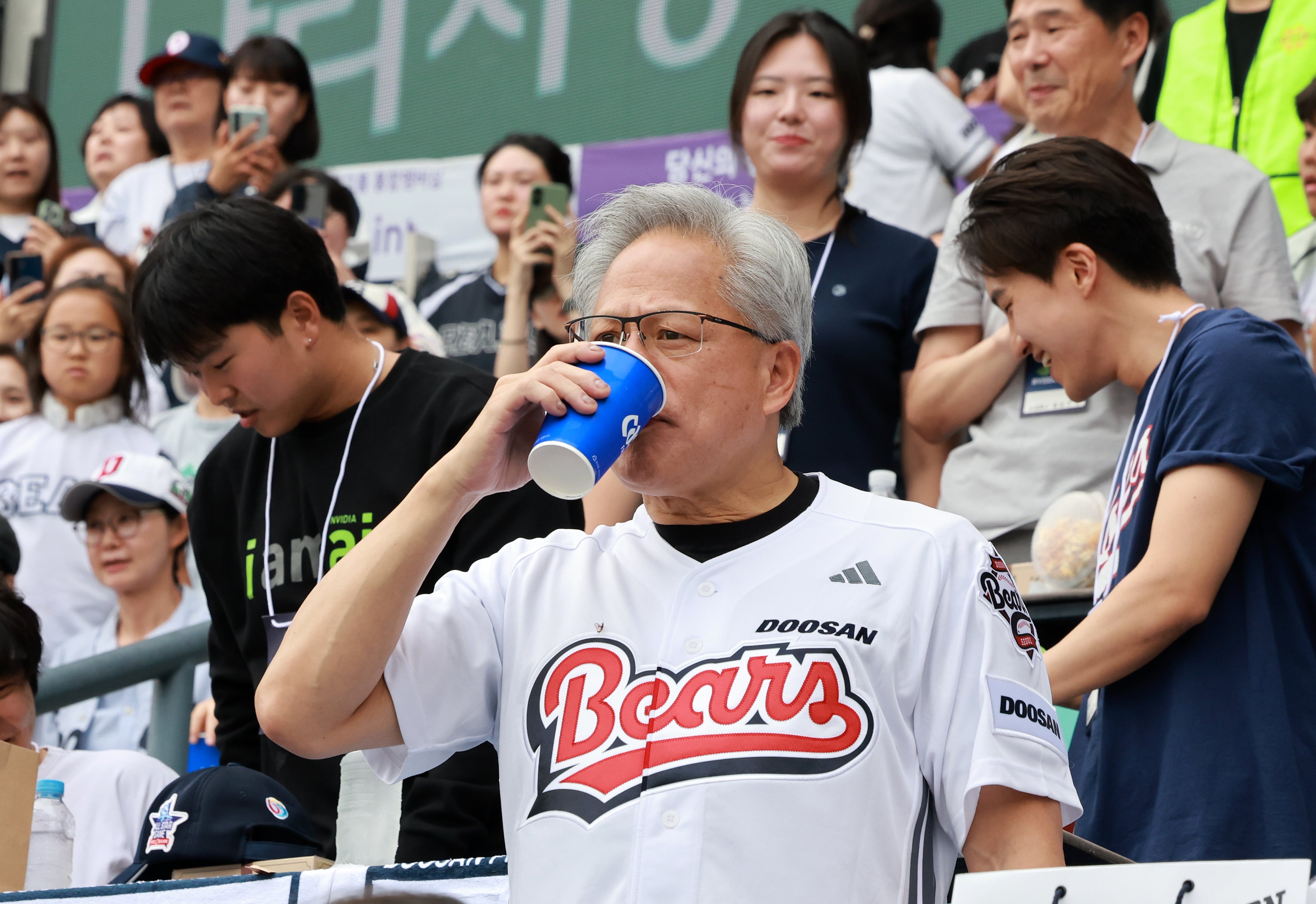 야구장 맥주보이가 닭강정-츄러스도 판다