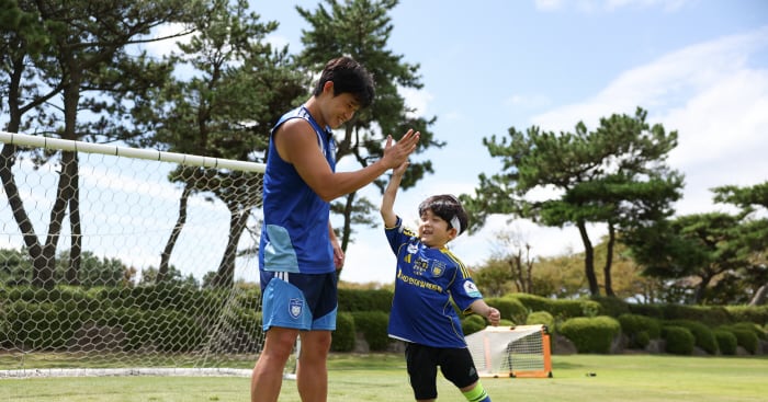 Ulsan HD Grants Leukemia Boy’s Soccer Dream - 조선일보