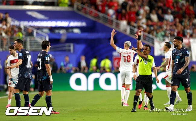 "FIFA가 축구를 죽였다, 도둑놈들!" 생방송 중 막말 폭주.. 파라과이 해설자, 알미론 '입 가리기 퇴장'에 격분하다 월드컵 퇴출