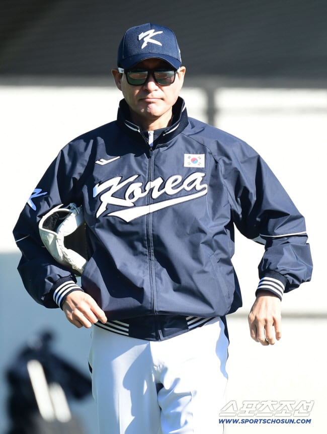 야구 국가대표팀 선수들이 3일 오후 일산 고양 야구대표팀훈련장에서 훈련을 했다. 선수들 훈련 돕는 강인권 코치. 고양=송정헌 기자songs@sportschosun.com/2025.11.03/