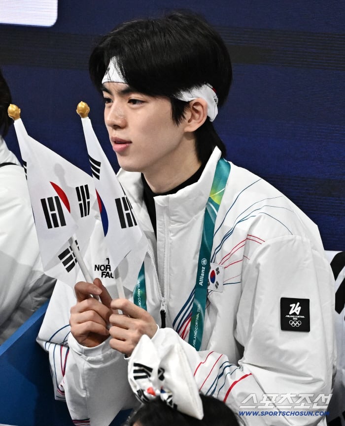 6일 이탈리아 밀라노 아이스스케이팅 아레나에서 열린 피겨 단체전 아이스댄스 경기. 응원을 보내고 있는 차준환. 밀라노(이탈리아)=송정헌 기자songs@sportschosun.com/2026.02.06/