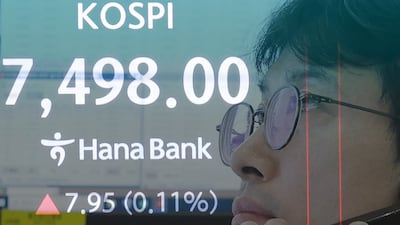 (서울=뉴스1) 안은나 기자 = 코스피가 종가 기준 나흘 연속 사상 최고치를 기록한 지난 8일 오후 서울 중구 하나은행 딜링룸에서 딜러가 업무를 보고 있다. /뉴스1