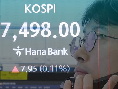 (서울=뉴스1) 안은나 기자 = 코스피가 종가 기준 나흘 연속 사상 최고치를 기록한 지난 8일 오후 서울 중구 하나은행 딜링룸에서 딜러가 업무를 보고 있다. /뉴스1