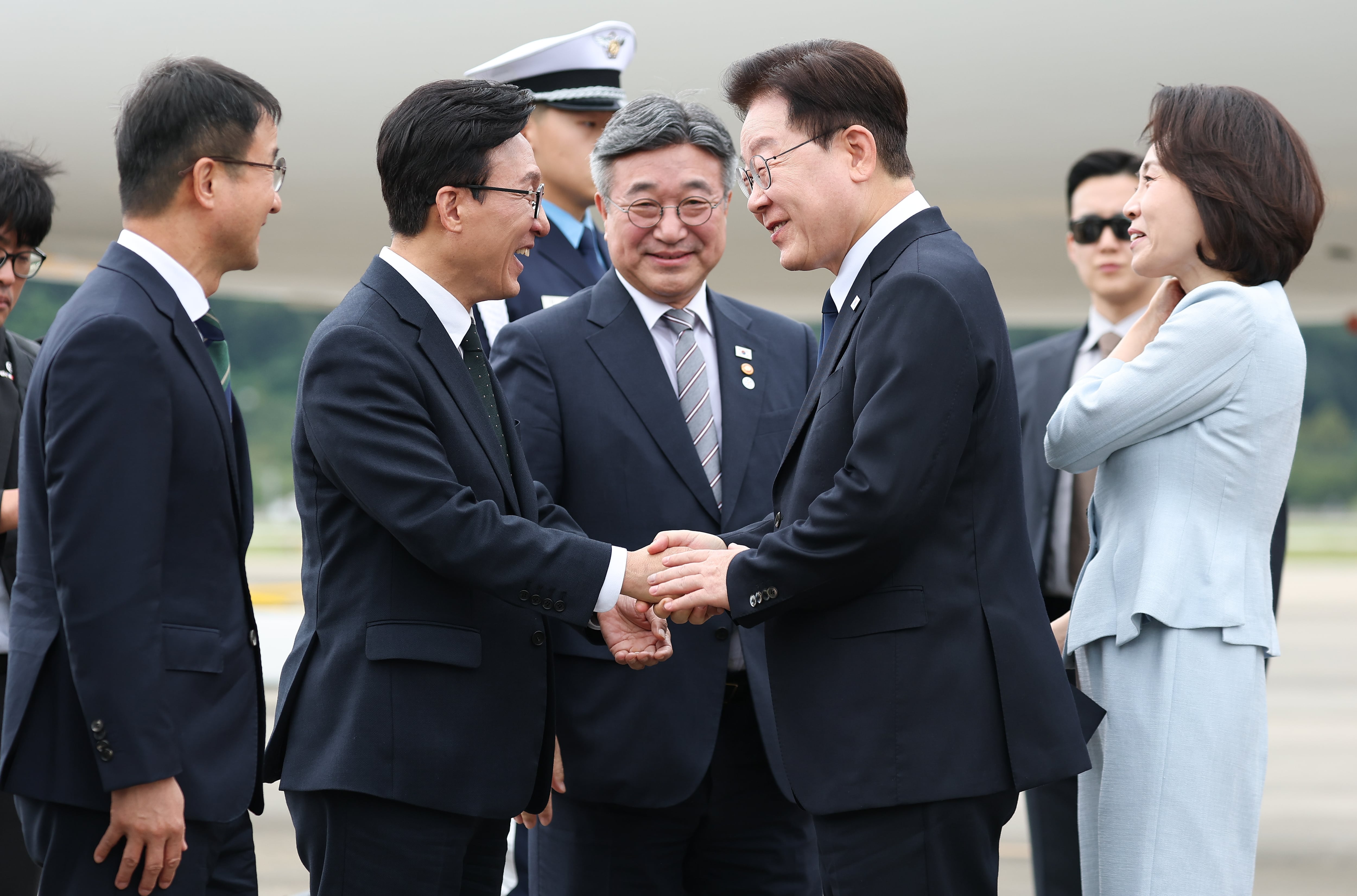 프랑스 국빈 방문을 마치고 귀국한 이재명 대통령이 10일 성남 서울공항에서 환영나온 김민석 더불어민주당 대표와 인사하고 있다. 이 대통령은 '자주국방 역량이 차고 넘친다'고 했고, 김 대표는