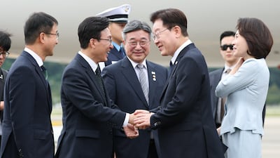 프랑스 국빈 방문 일정을 마치고 귀국한 이재명 대통령이 10일 성남 서울공항에서 환영나온 김민석 더불어민주당 대표와 인사하고 있다./뉴스1