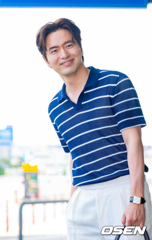 Actor leaving for an overseas schedule at the airport