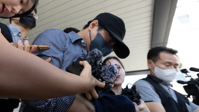 실종 사건 2건을 허위종결한 혐의를 받는 제주서부경찰서 소속 부 모 경장이 25일 제주지방법원에서 구속 전 피의자 심문(영장실질심사)을 마친 뒤 이동하고 있다. 2026.8.25 ⓒ 뉴스1 안은나 기자