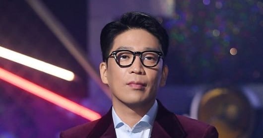 Photo: Chosun MC Mong Gives Semester Tuition in Cash to Student at University Festival