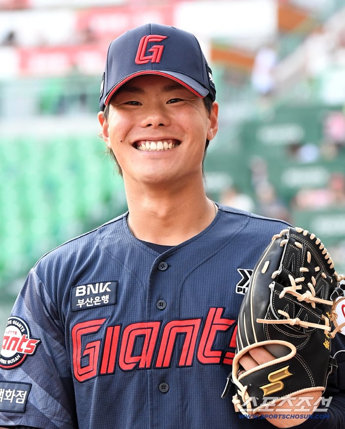 18일 인천 SSG랜더스필드에서 열린 SSG와 롯데의 경기. 롯데의 새로운 아시아쿼터 투수 이이무라 쇼타가 포즈를 취하고 있다. 인천=송정헌 기자songs@sportschosun.com/2026.06.18/