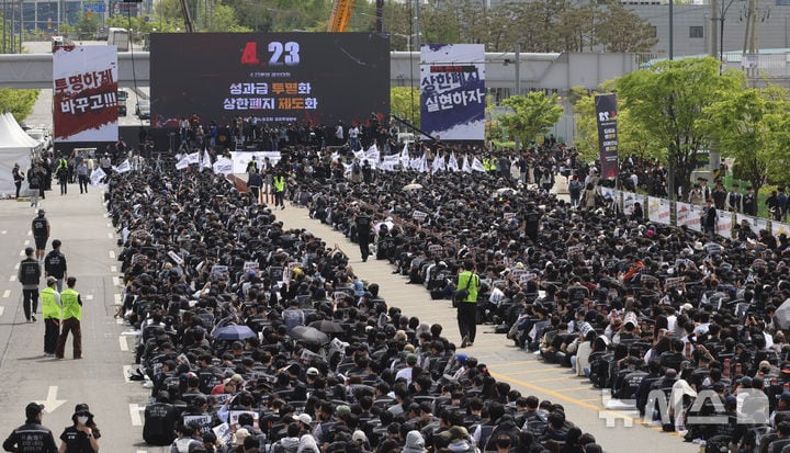 지난 23일 파업 결의대회에서구호 외치는 삼성전자 노조원들/뉴시스