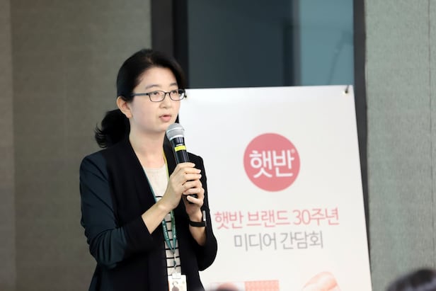 오예진 CJ제일제당 수석연구원이 지난 21일 충북 진천 CJ블로썸캠퍼스에서 ‘햇반 30주년 미디어 간담회’에서 햇반 제조 공정에 대해 발표하고 있다. /CJ제일제당 제공