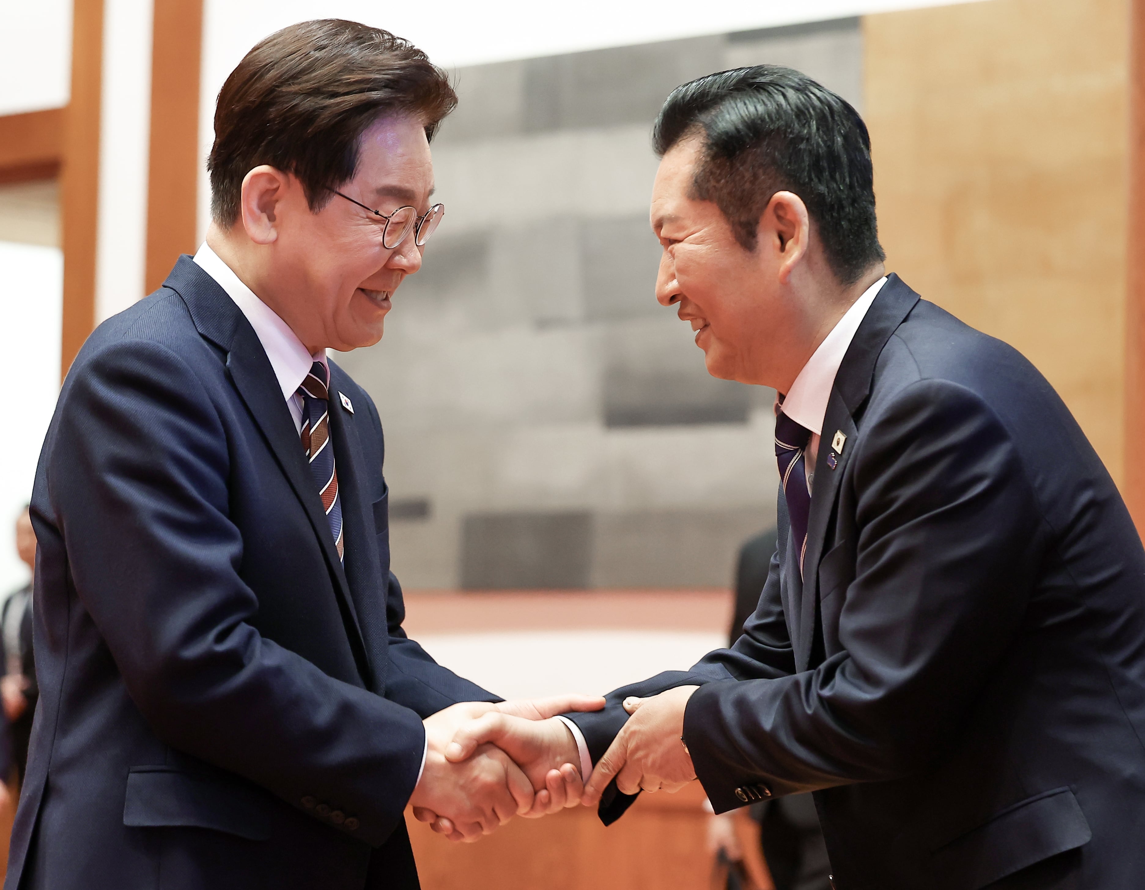 鄭 겨냥한 李대통령 “해결책 없는 편 가르기는 선동”